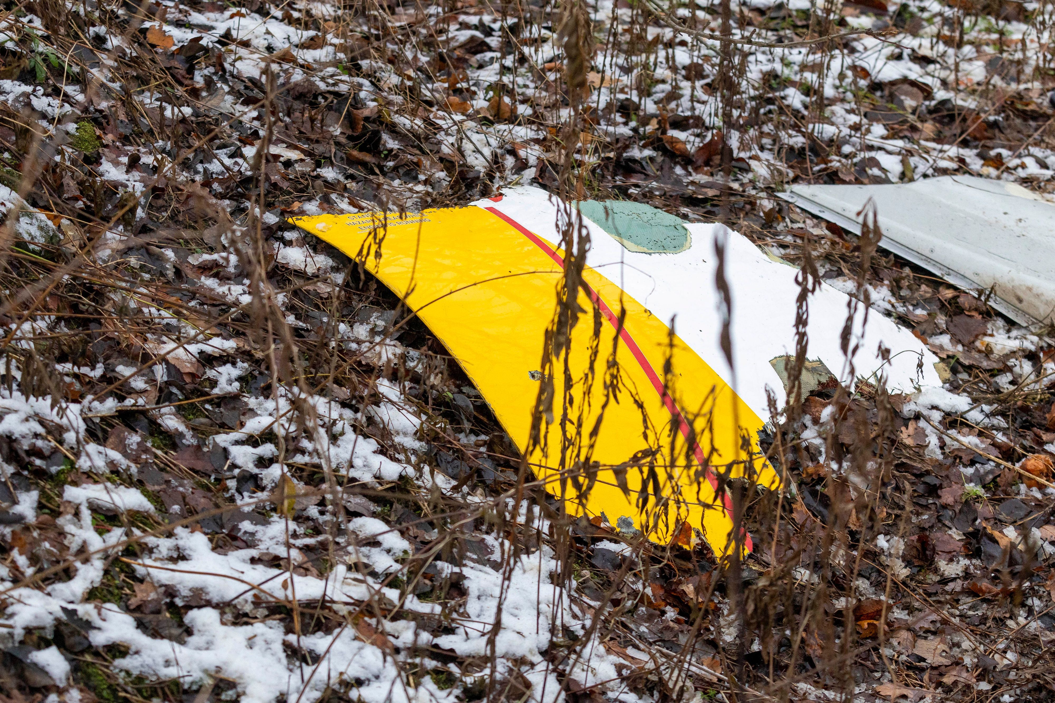 Ein Trümmerteil des Frachtflugzeugs, das in der Hauptstadt Litauens in ein Wohnhaus stürzte.