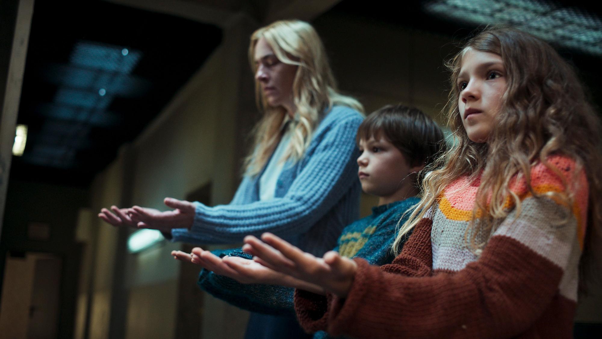 HANDOUT - 13.03.2023, ---: Kim Riedle (l-r) als Jasmin Grass, Naila Schuberth als Hannah und Sammy Schrein als Jonathan in einer Szene der Thriller-Streaming-Serie «Liebes Kind» (undatierte Filmszene). In der Kategorie «Fernsehfilm/Miniserie» wurde die von Constantin Film produzierten Netflix-Reihe in New York am 25.11.2024 (Ortszeit) bei den 52. International Emmys ausgezeichnet. (zu dpa "Deutsche Serie «Liebes Kind» gewinnt International Emmy") Foto: Netflix/dpa - ACHTUNG: Nur zur redaktionellen Verwendung im Zusammenhang mit einer Berichterstattung über das Streaming der Netflix-Serie und nur mit vollständiger Nennung des vorstehenden Credits +++ dpa-Bildfunk +++
