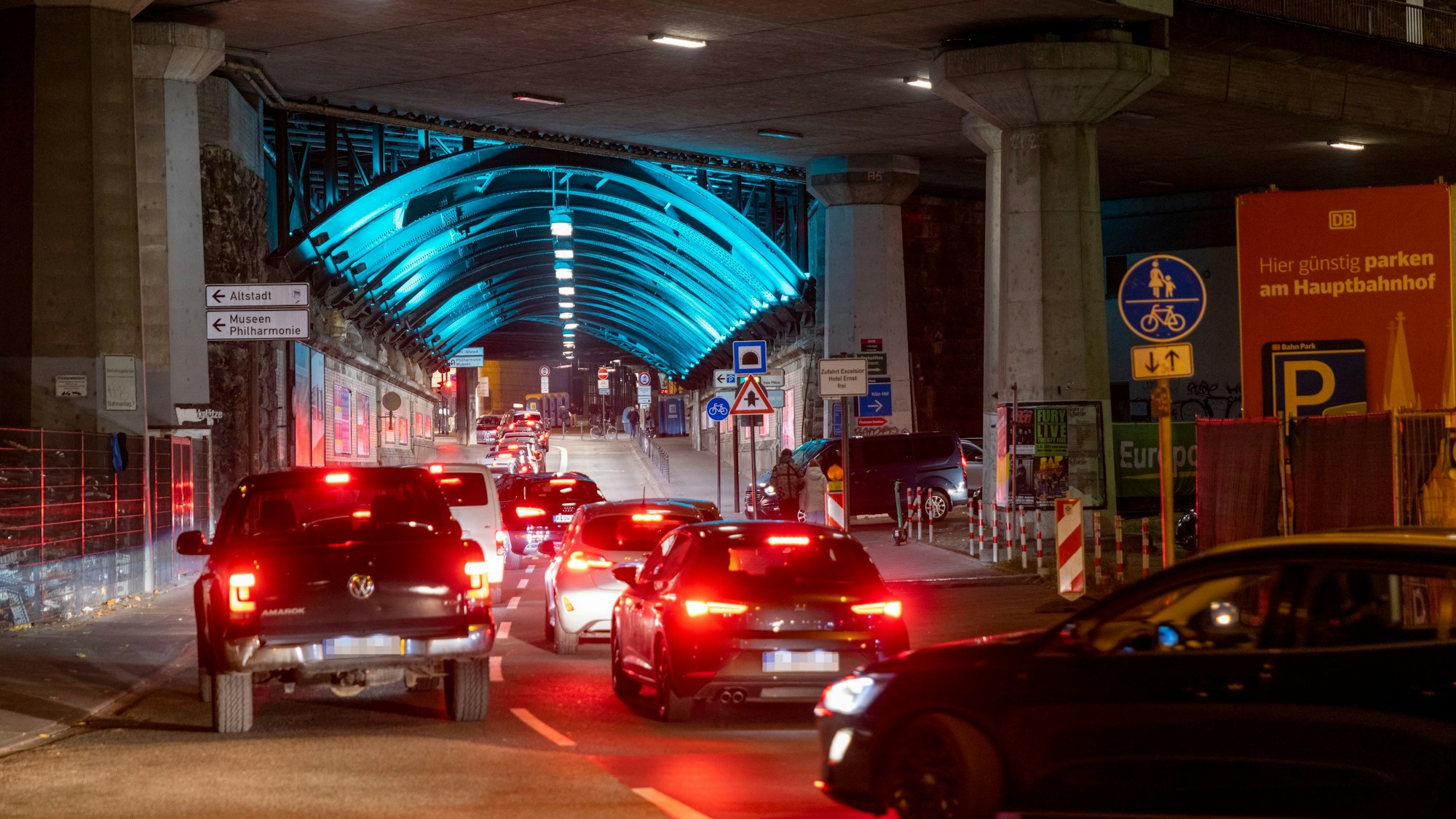Autos stauen sich im Tunnel an der Trankgasse.