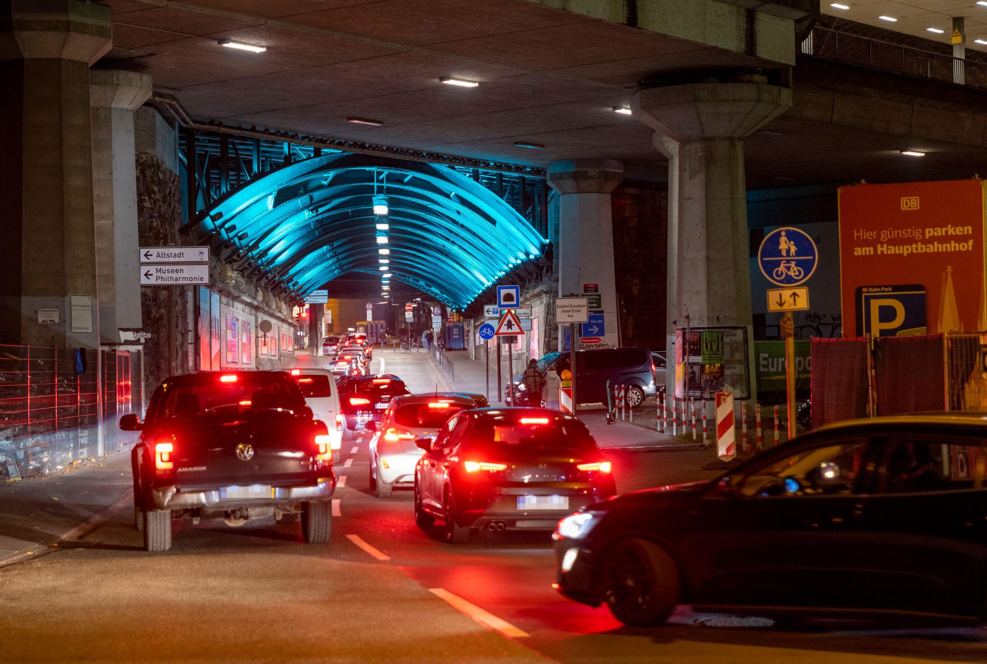 Autos stehen in einer langen Schlange an der Trankgasse.
