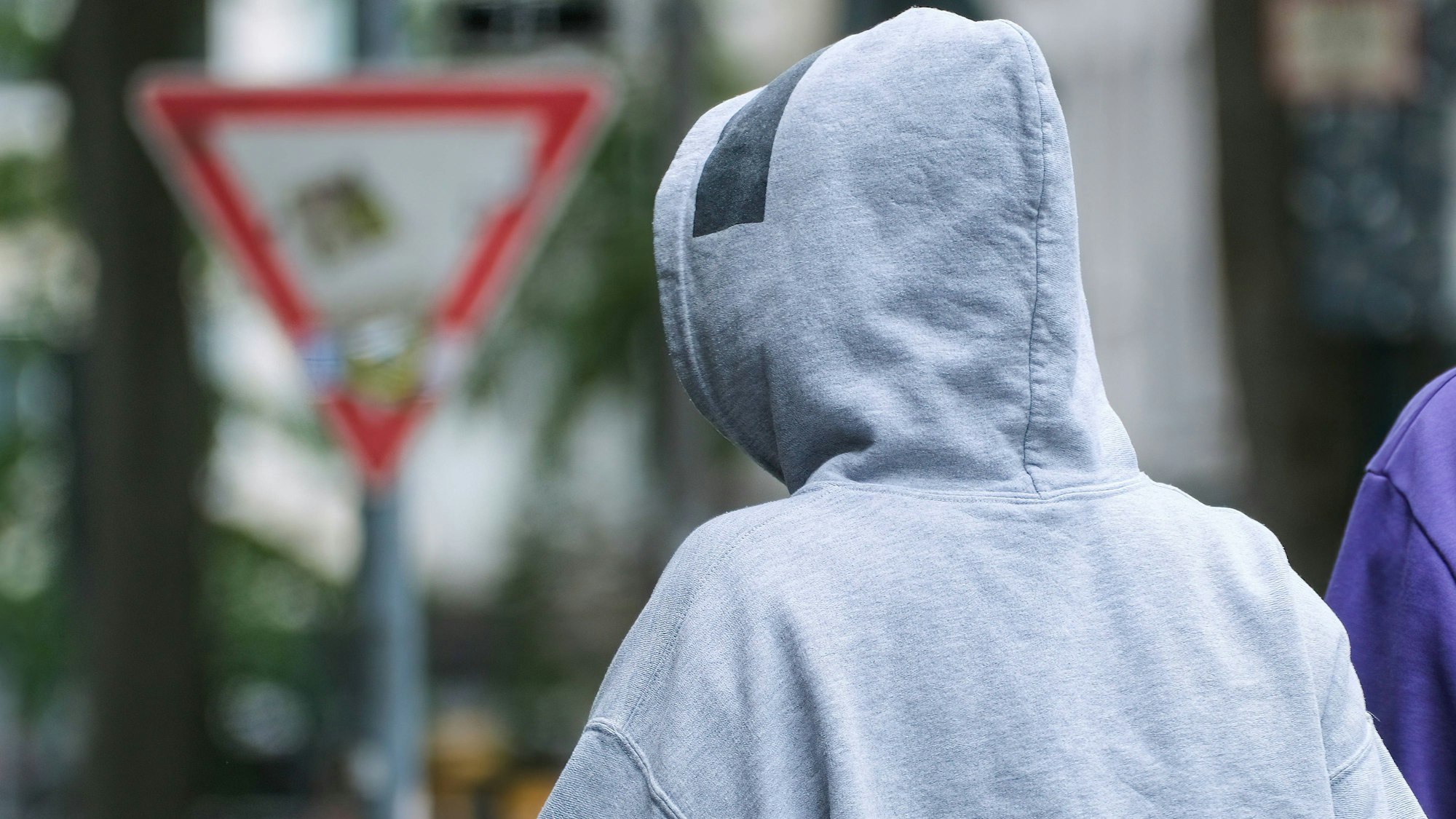 Kriminalität ist oft ein Jugendphänomen, in den meisten Fällen bleibt es bei wenigen Straftaten. Um Mehrfachtäter kümmern sich die Mitarbeitenden im „Haus des Jugendrechts“.