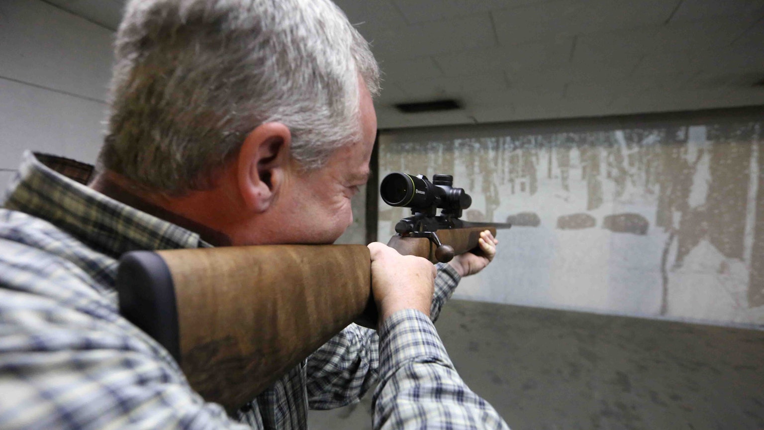 Jagen ohne Blutvergießen - in dem besonderen Kino in Villip wird nicht auf der, sondern auf die Leinwand geschossen, die in Wirklichkeit eine acht mal drei Meter große Papierfläche ist, die in der rund 25 Meter langen Halle von einem Beamer.