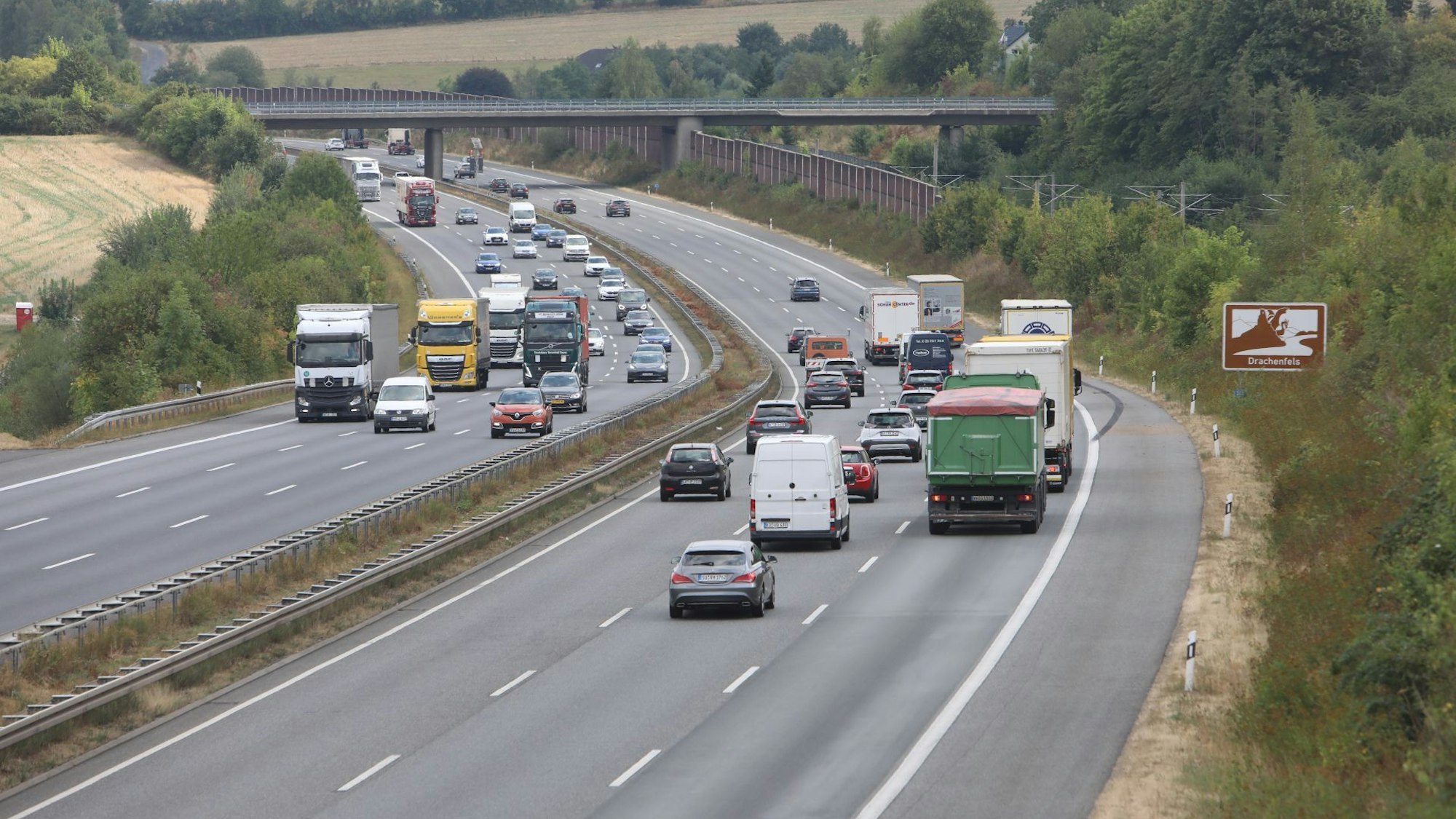 Autos und Lastwagen auf einer Autobahn.