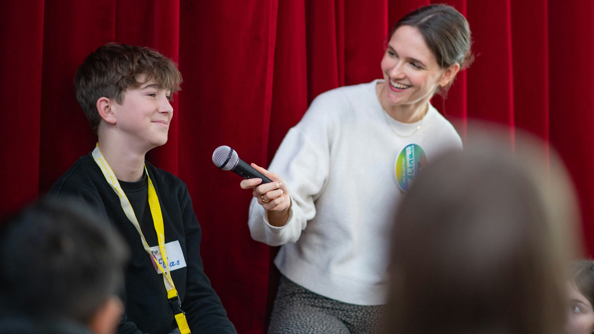 Das Bild zeigt den Schüler im Gespräch mit einer jungen Frau.