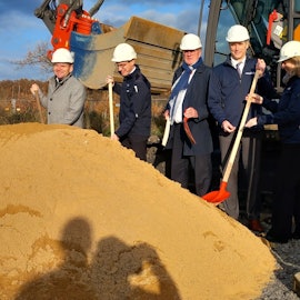 Spatenstich für eine Elektro- und Wasserstofftankstelle in Meckenheim: Spaten von Landrat Schuster auseinandergefallen