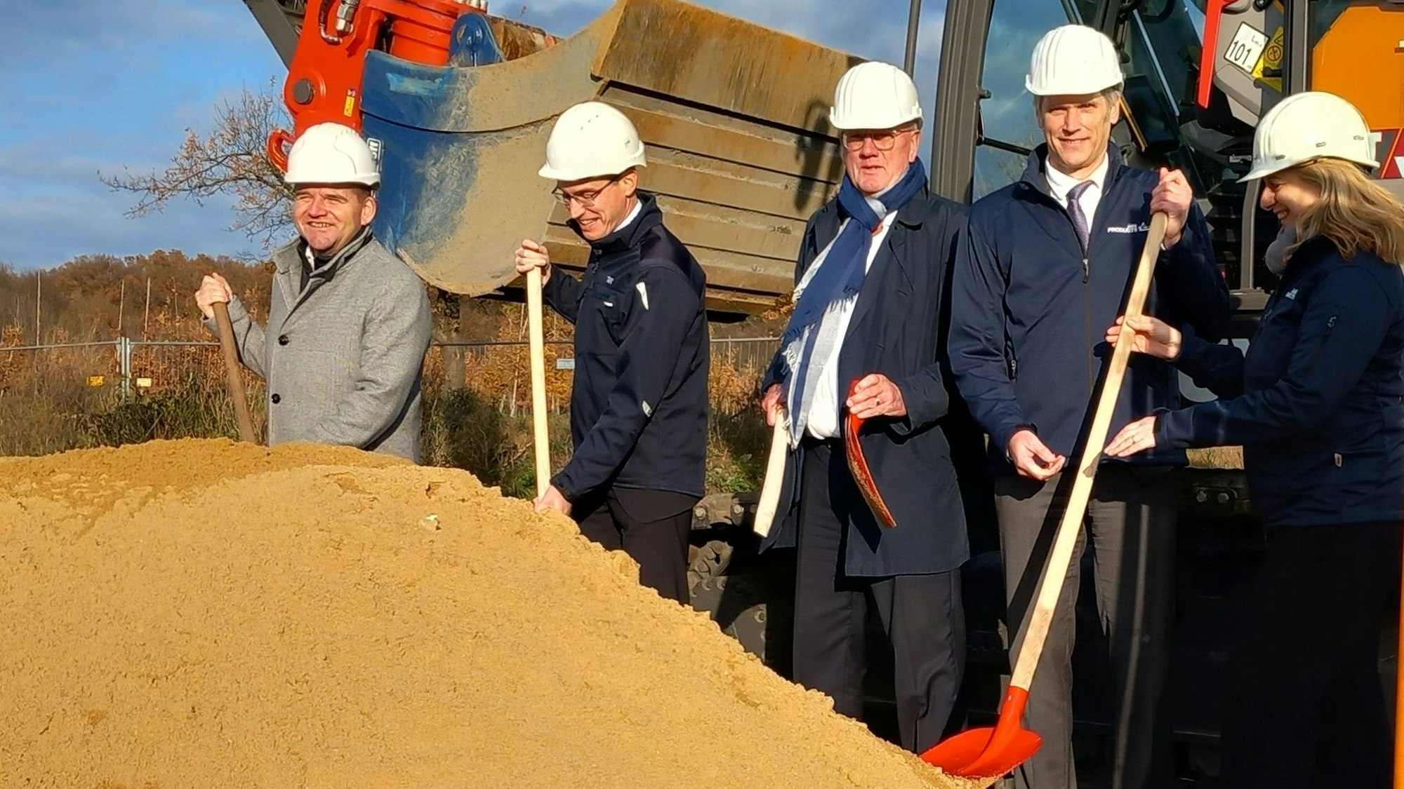 Spatenstich für eine Elektro- und Wasserstofftankstelle in Meckenheim: Spaten von Landrat Schuster auseinandergefallen