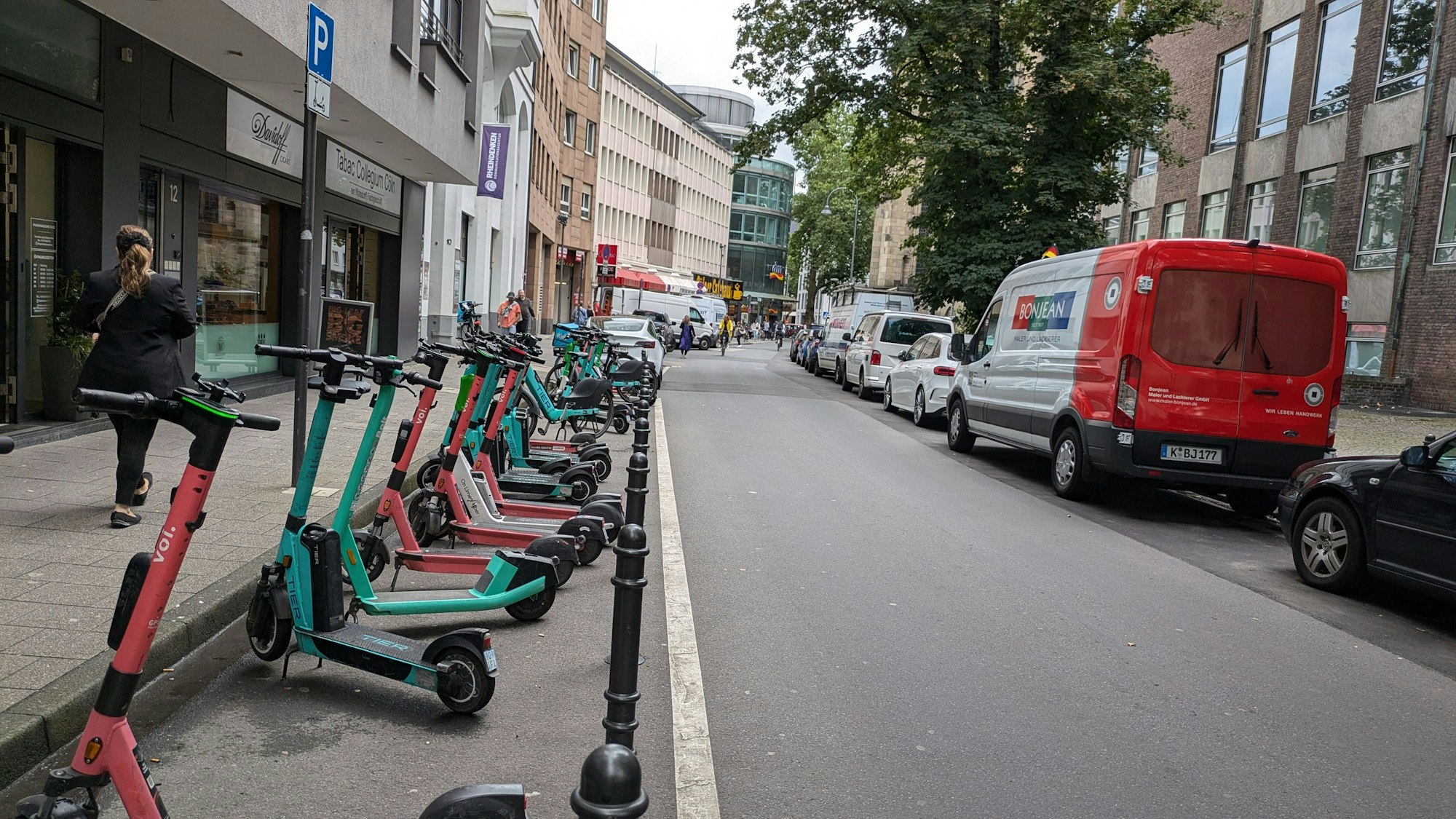 Eine der E-Scooter Parkflächen in der Kölner Innenstadt, hier in der Richartzstraße am Museum für Angewandte Kunst.