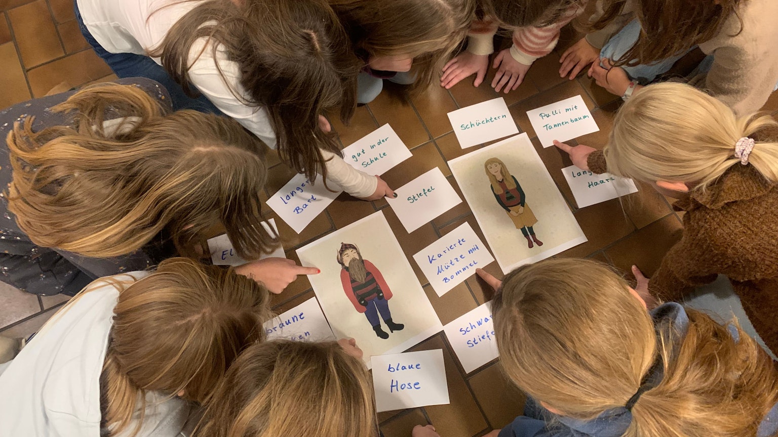 Im Workshop des Kinder- und Jugendtreffs „JumP“ in Alfter-Witterschlick schreiben Mädchen eine eigene weihnachtlichen Geschichte. Handlung und Figuren entwerfen sie selbst.