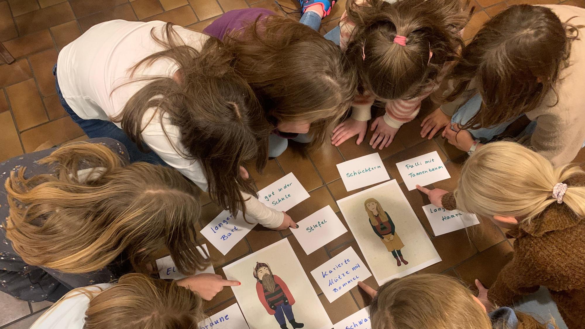 Im Workshop des Kinder- und Jugendtreffs „JumP“ in Alfter-Witterschlick schreiben Mädchen eine eigene weihnachtlichen Geschichte. Handlung und Figuren entwerfen sie selbst.