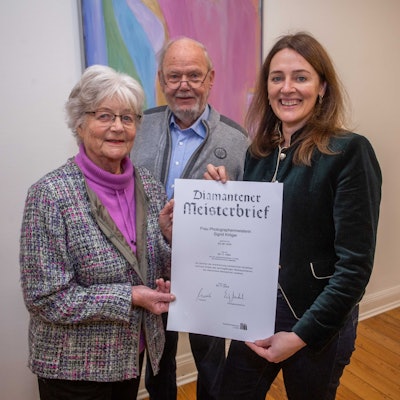 Von Waldbröls Bürgermeisterin Larissa Weber (rechts) hat Sigrid Kröger den diamantenen Meisterbrief der Handwerkskammer zu Köln erhalten, auch Ehemann Klaus freut sich darüber.