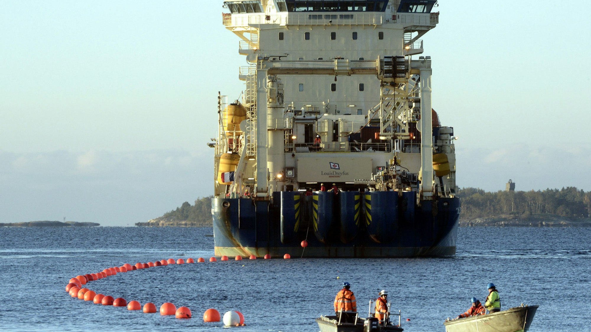 ARCHIV - 12.10.2015, Finnland, Helsinki: Das Installationsschiff "Ile de Brehat" verlegt das Sea-Lion-Unterseekabel (C-Lion) im Garnisonsgebiet Santahamina.