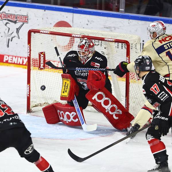 Mirko Pantkowski Koeln pariert den Schuss von Ryan Stoa Nuernberg, rechts Koelner Haie vs Nuernberg Ice Tigers,