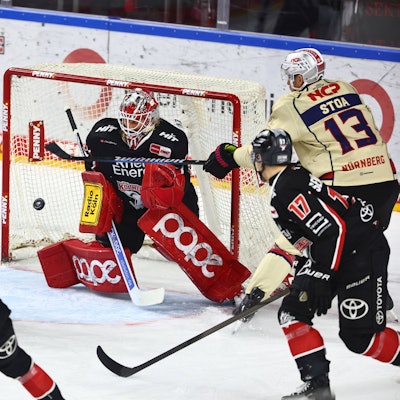 Mirko Pantkowski Koeln pariert den Schuss von Ryan Stoa Nuernberg, rechts Koelner Haie vs Nuernberg Ice Tigers,