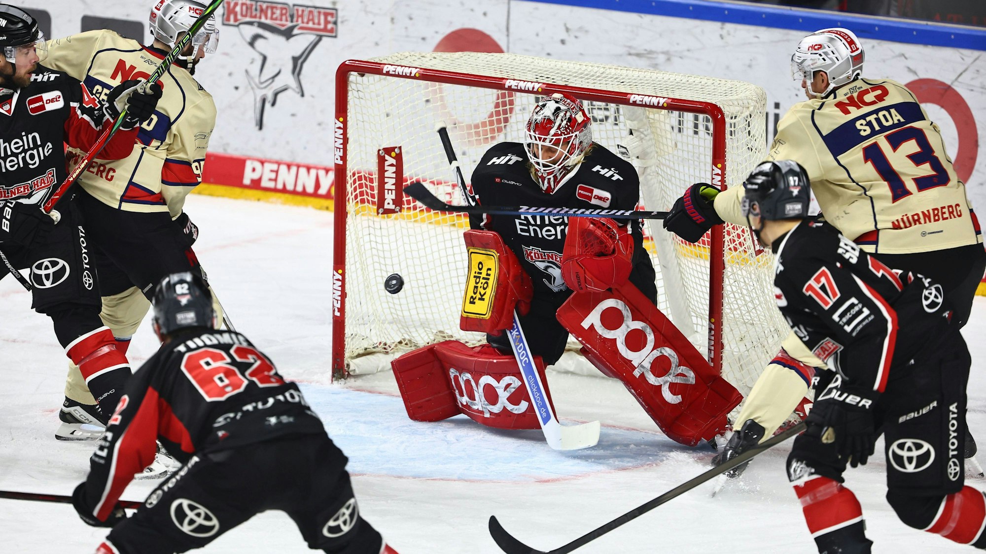Mirko Pantkowski Koeln pariert den Schuss von Ryan Stoa Nuernberg, rechts Koelner Haie vs Nuernberg Ice Tigers,
