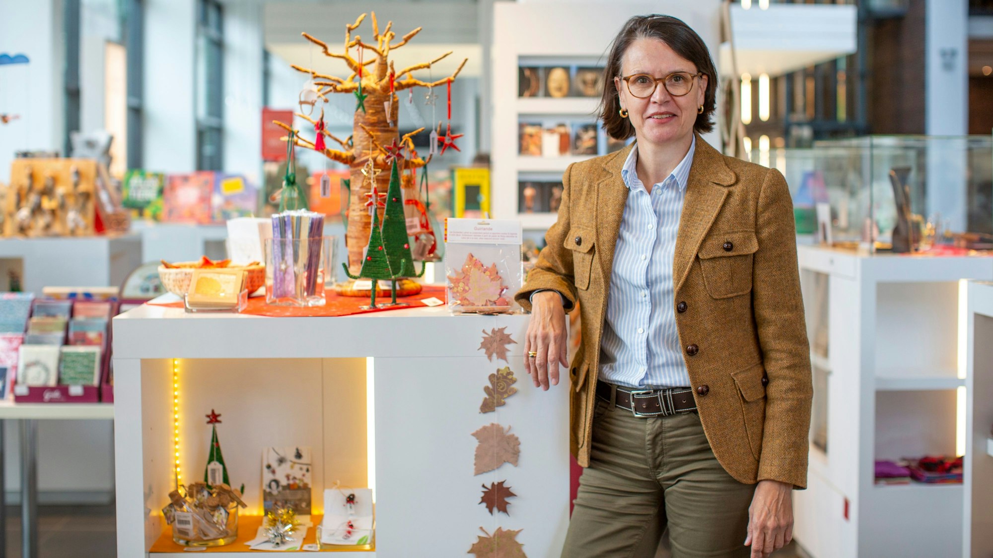 Weihnachtliche Dekoration präsentiert Katharina Krebs, Geschäftsführerin des Museumsshops im Rautenstrauch-Joest-Museum/ Museum Schnütgen.