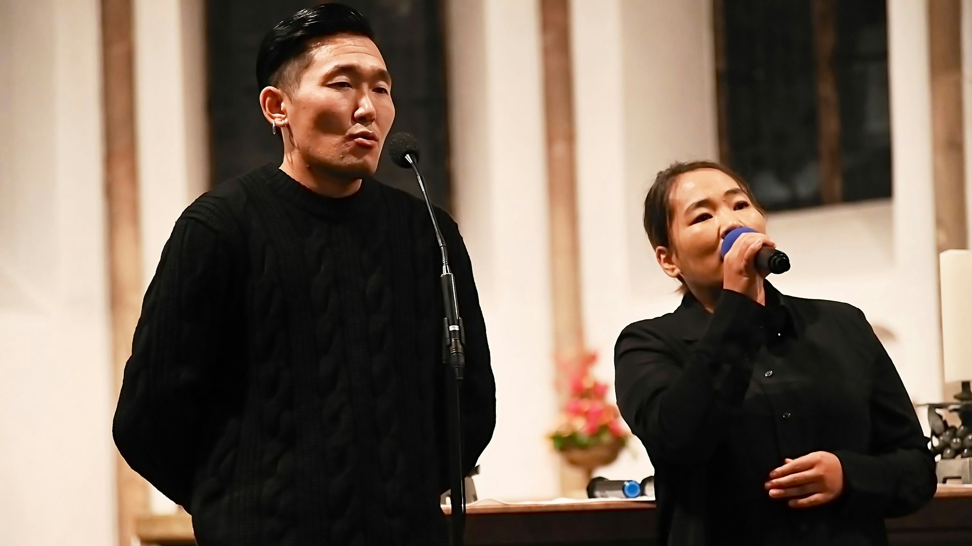 Khurelzul und  Myadagmaa bei ihrem gemeinsamen Auftritt. Beide tragen schwarze Kleidung.