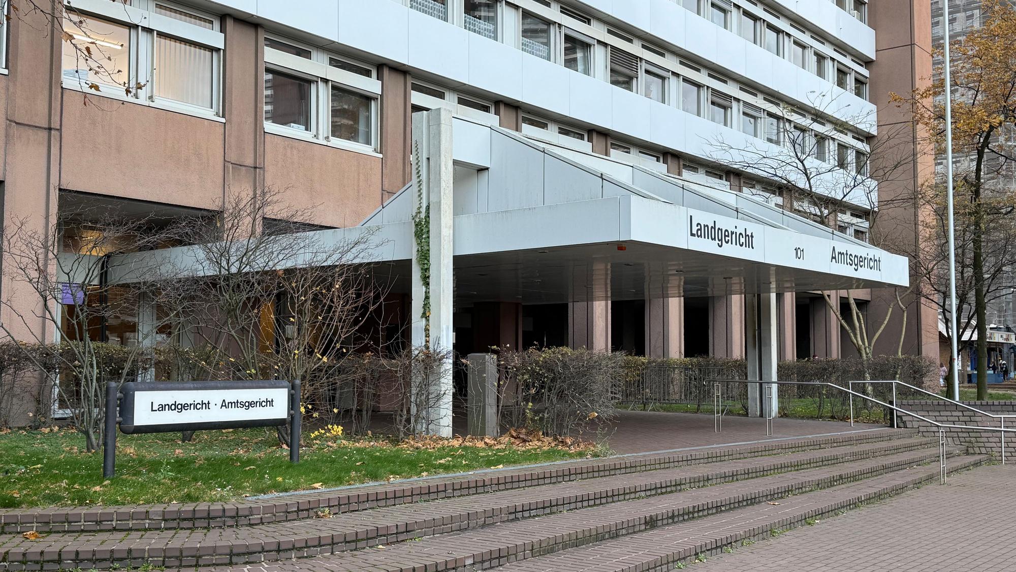 Ein Schild weist auf das Landgericht Köln hin.