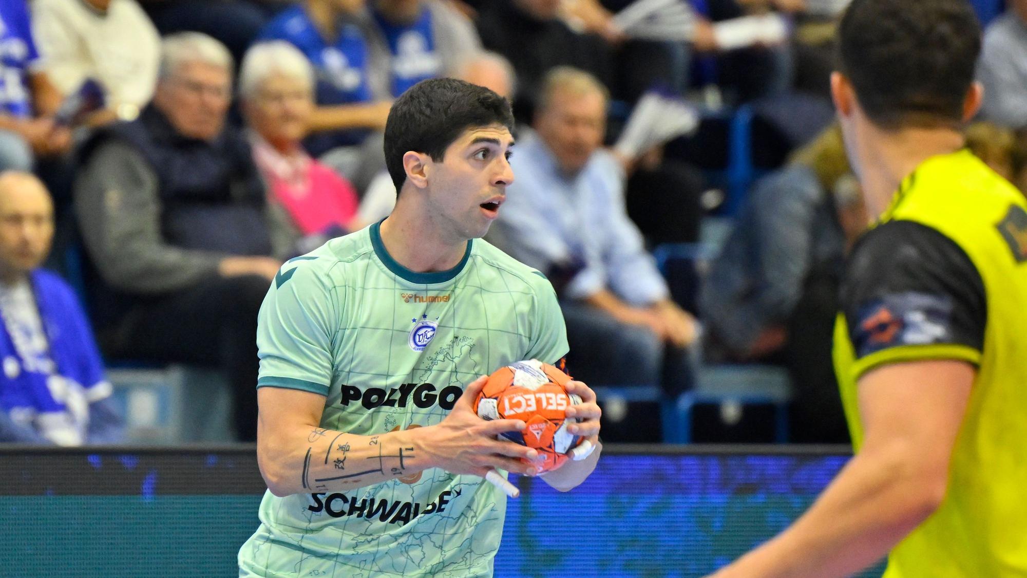 Handballer Giorgi Tskhovrebadze, mit einem Ball in der Hand.