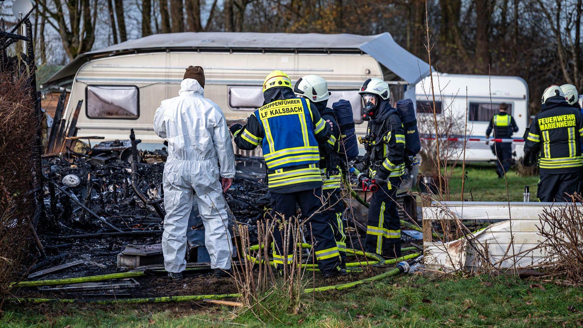 Beamte des Kriminalkommissariat 1 aus Gummersbach untersuchen den Brandort akribisch.