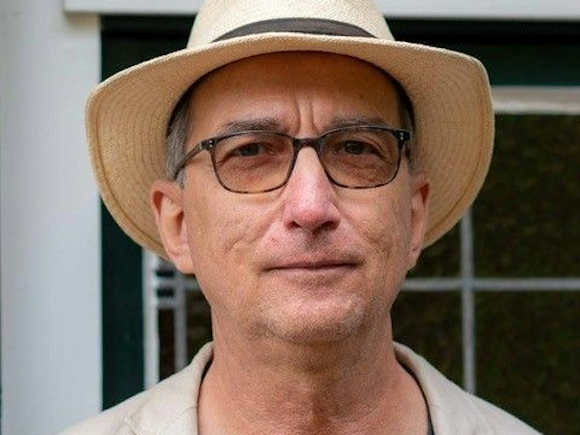 Porträt eines Mannes mit Hut und Brille