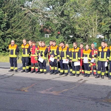 Große Anstrengungen unternahm die Feuerwehr Rösrath bei der Ausbildung (im Bild mit Kameraden aus Overath). So ist die Personalstärke stabil. Doch es gibt Mängel bei der Infrastruktur, die Feuerwehr fordert die Stadt Rösrath zum Handeln auf.