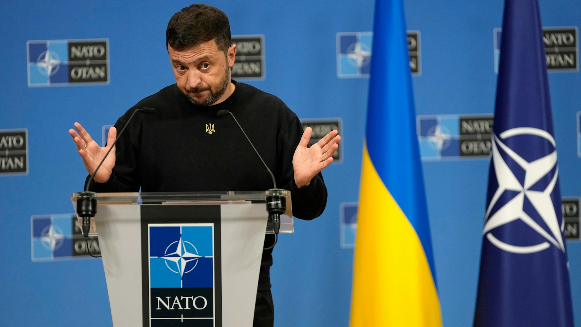 Belgien, Brüssel: Wolodymyr Selenskyj, Präsident der Ukraine, spricht während einer Pressekonferenz im NATO-Hauptquartier.