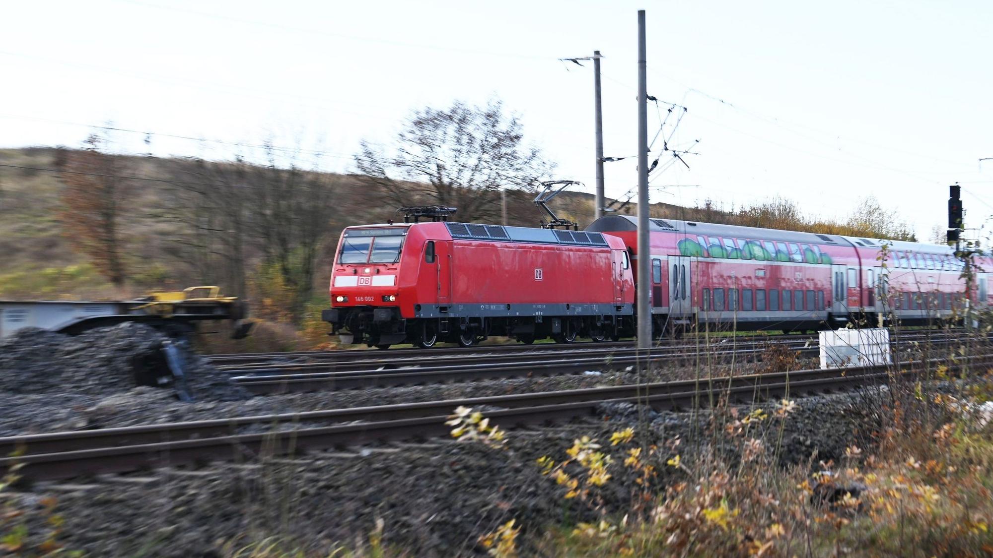 Das Bild zeigt eine Regionalbahn, die die Unfallstelle passiert.
