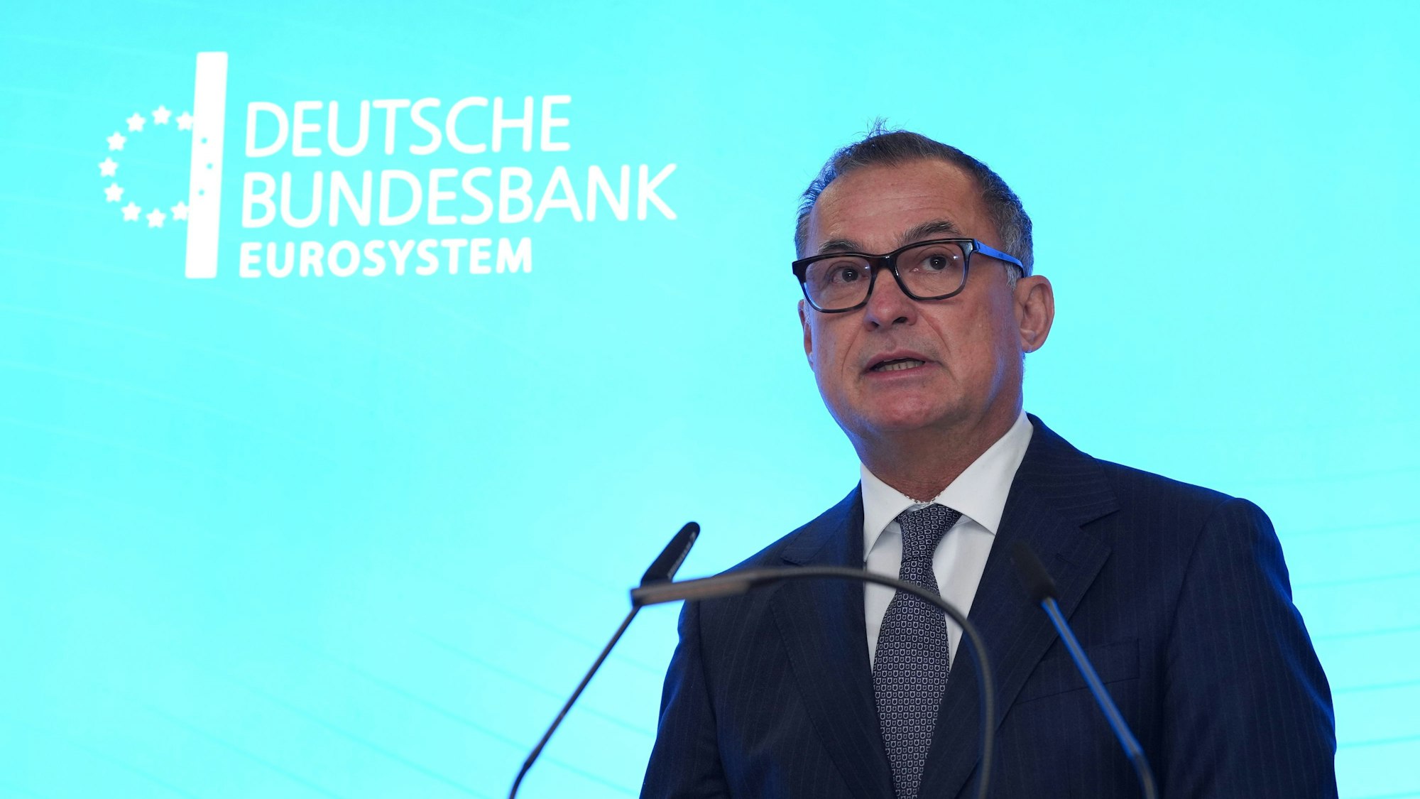 ARCHIV - 04.11.2024, Hamburg: Joachim Nagel, Präsident der Deutschen Bundesbank, spricht im Dienstgebäude der Bundesbank.