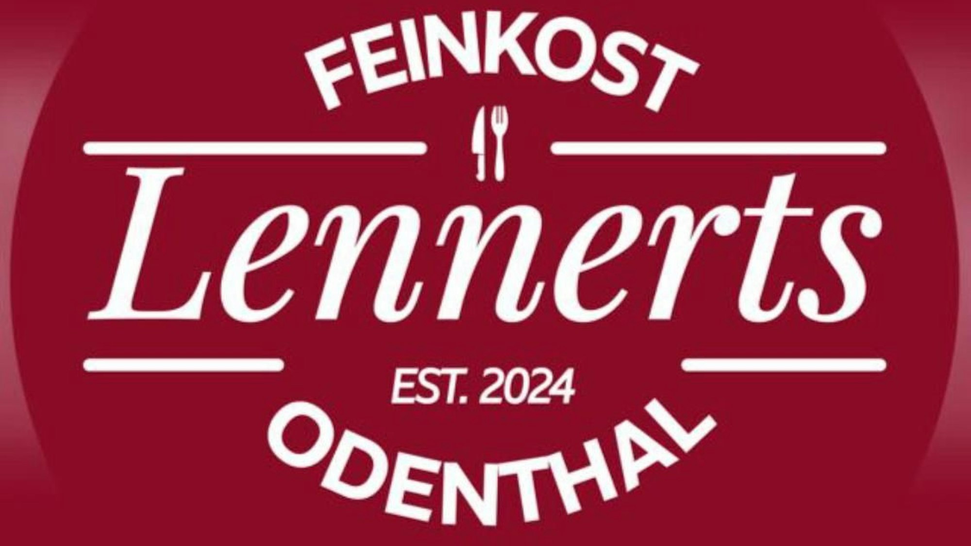 Ein rotes Firmenlogo mit der Aufschrift  „Feinkost Lennerts Odenthal“, gegründet 2024.