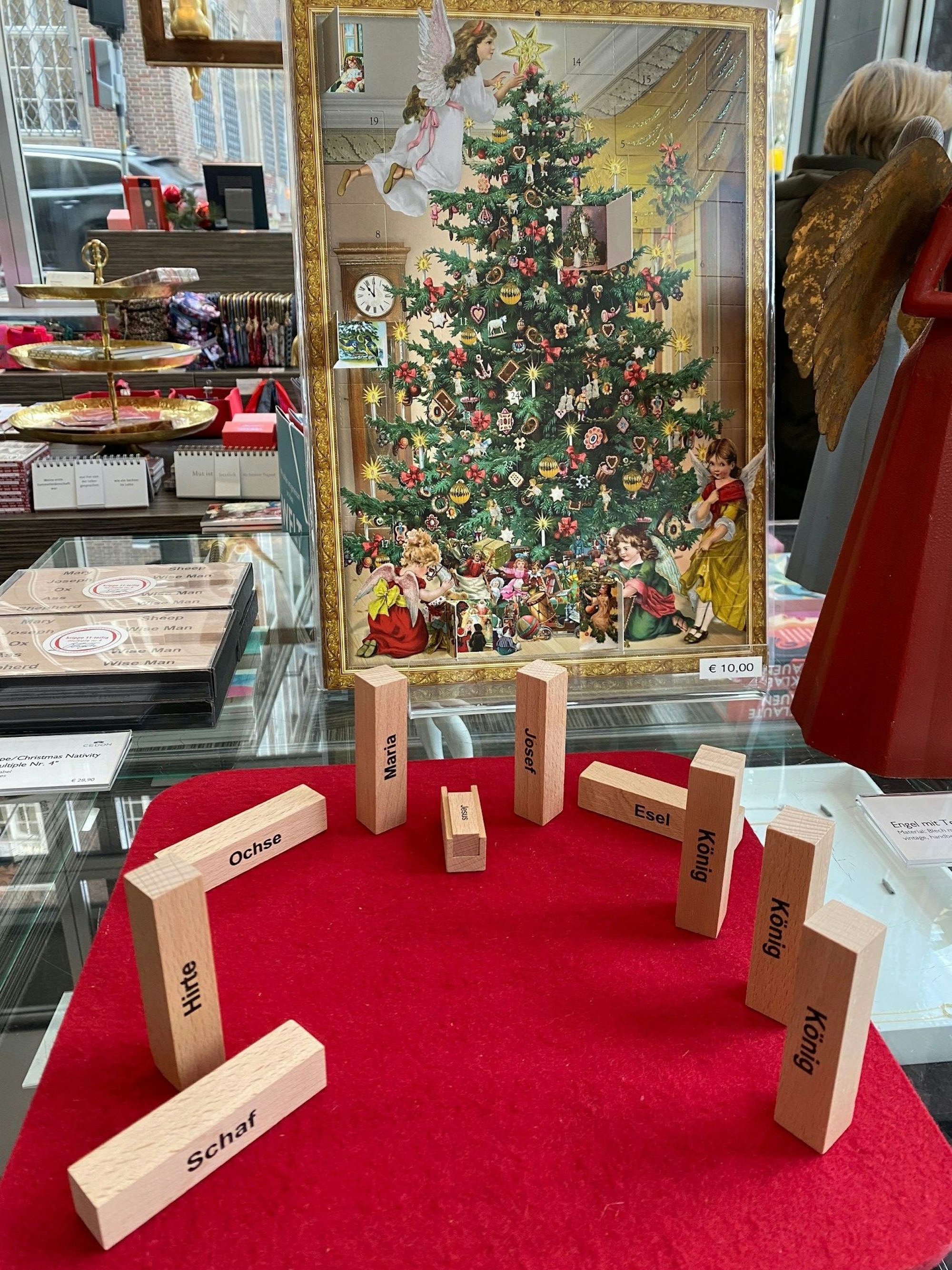 Die Krippe von Oliver Fabel und die nostalgischen Glitzer-Adventskalender sind im Shop im Wallraf-Richartz-Museum Verkaufsschlager.