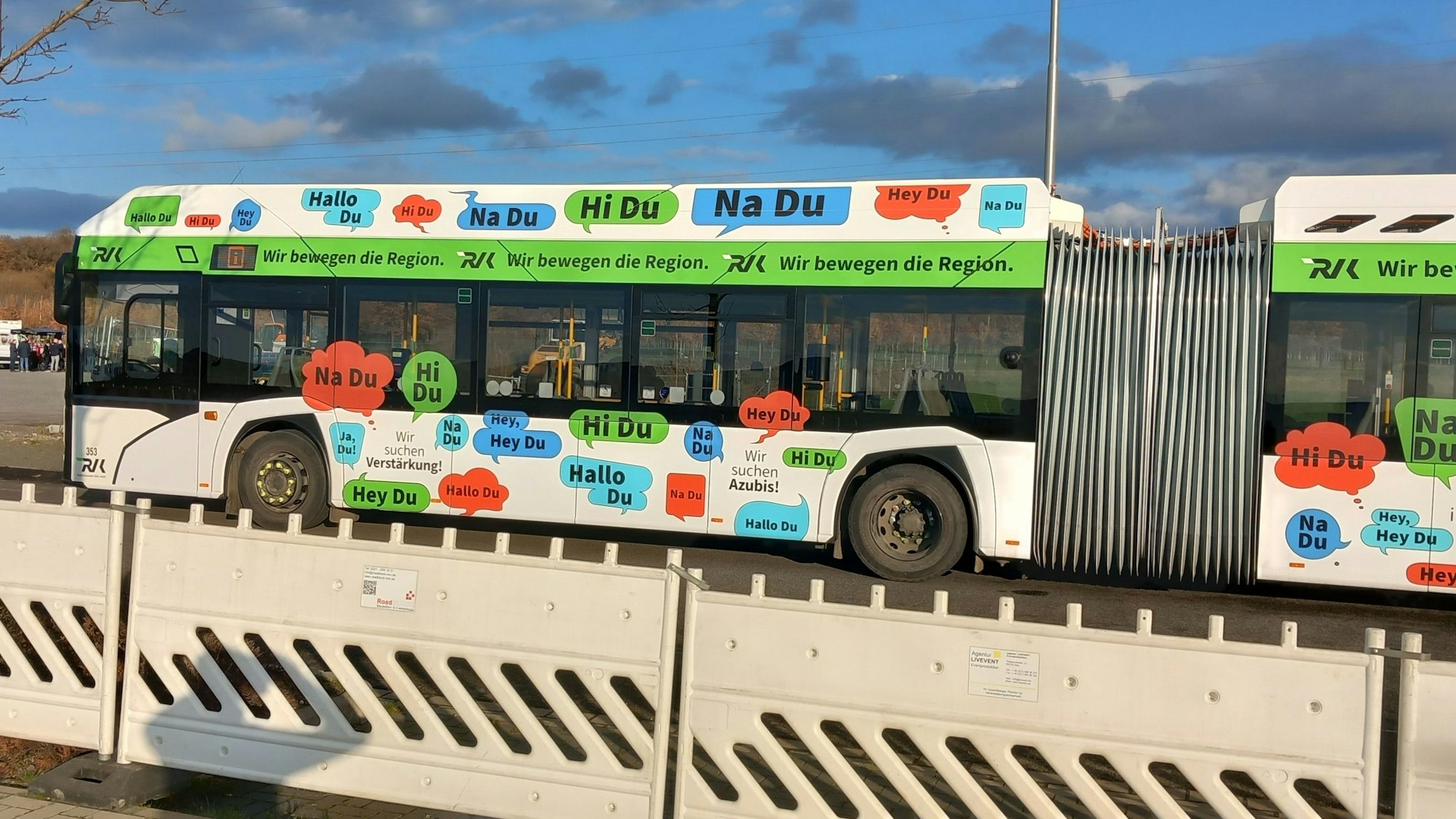 Teilnehmer des Spatenstichs kamen mit einem wasserstoffbetriebenen Bus zur Baustelle am Stadtrand