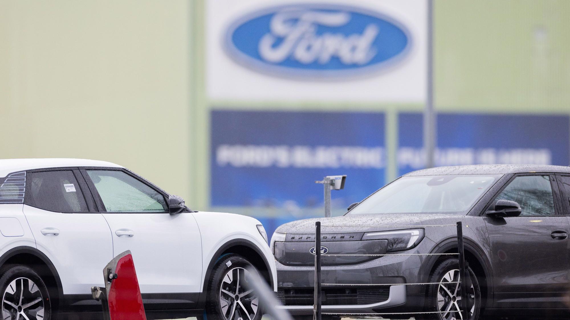 Ford Elektroautos vom Typ Explorer stehen auf Autotransportern auf dem Werksgelände von Ford.