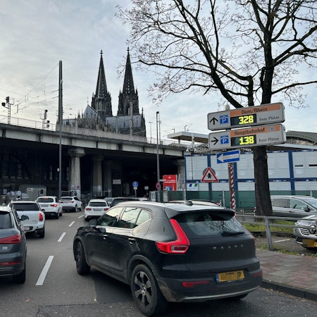 Auto stehen im Stau.
