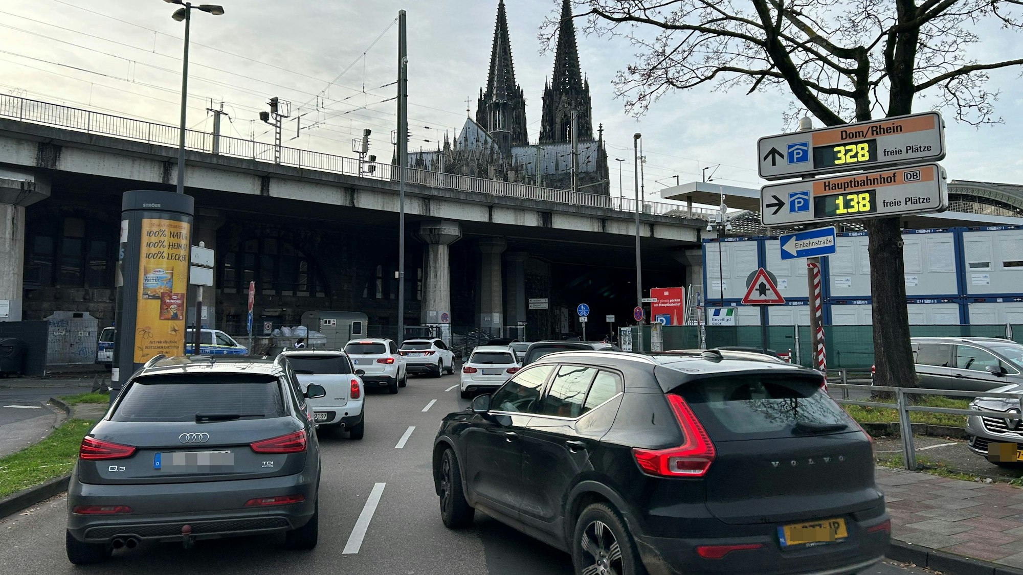 Auto stehen im Stau.