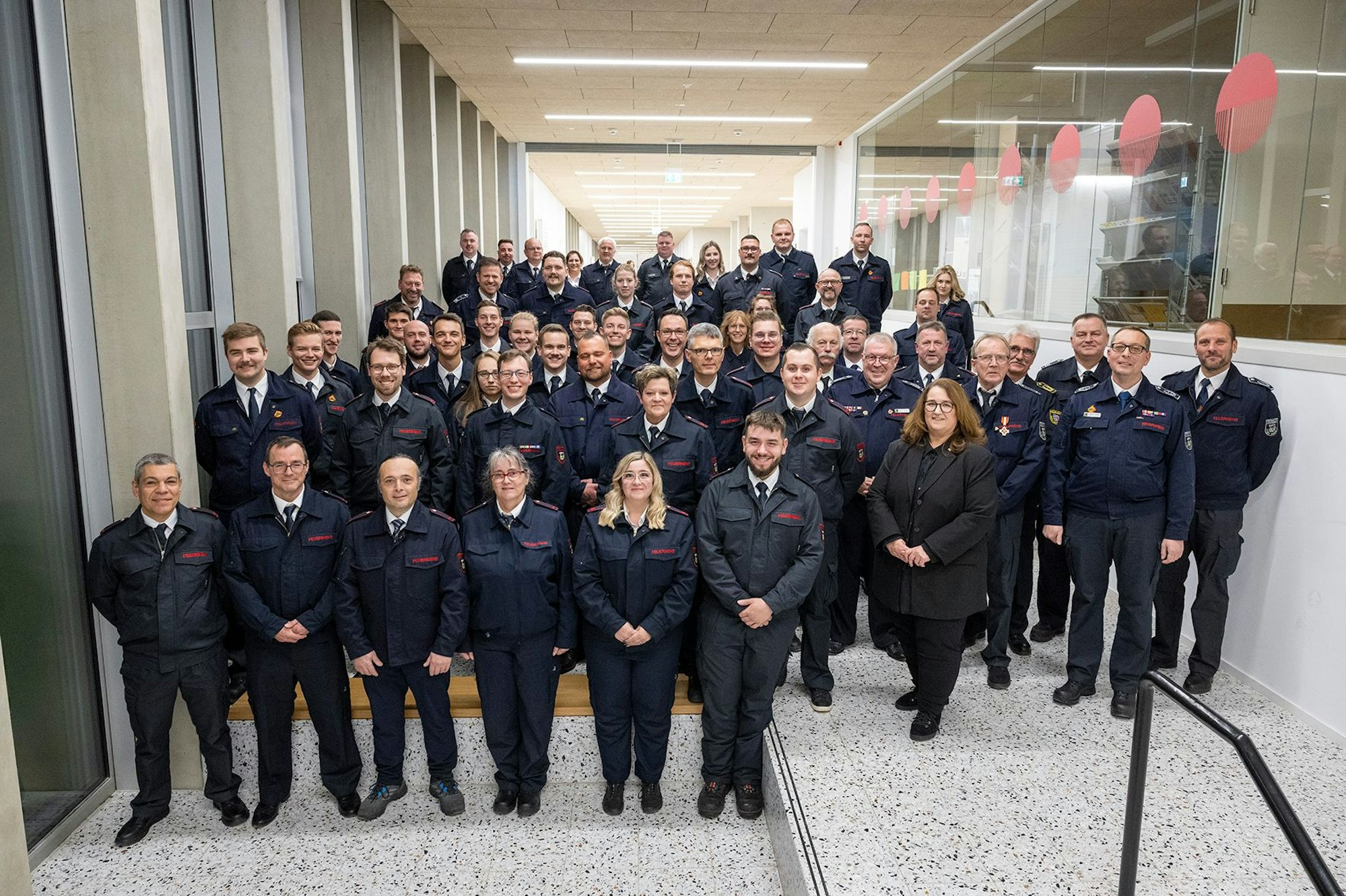 Bei ihrer Jahreshauptversammlung traf die Feuerwehr Rösrath auch auf Bürgermeisterin Bondina Schulze.