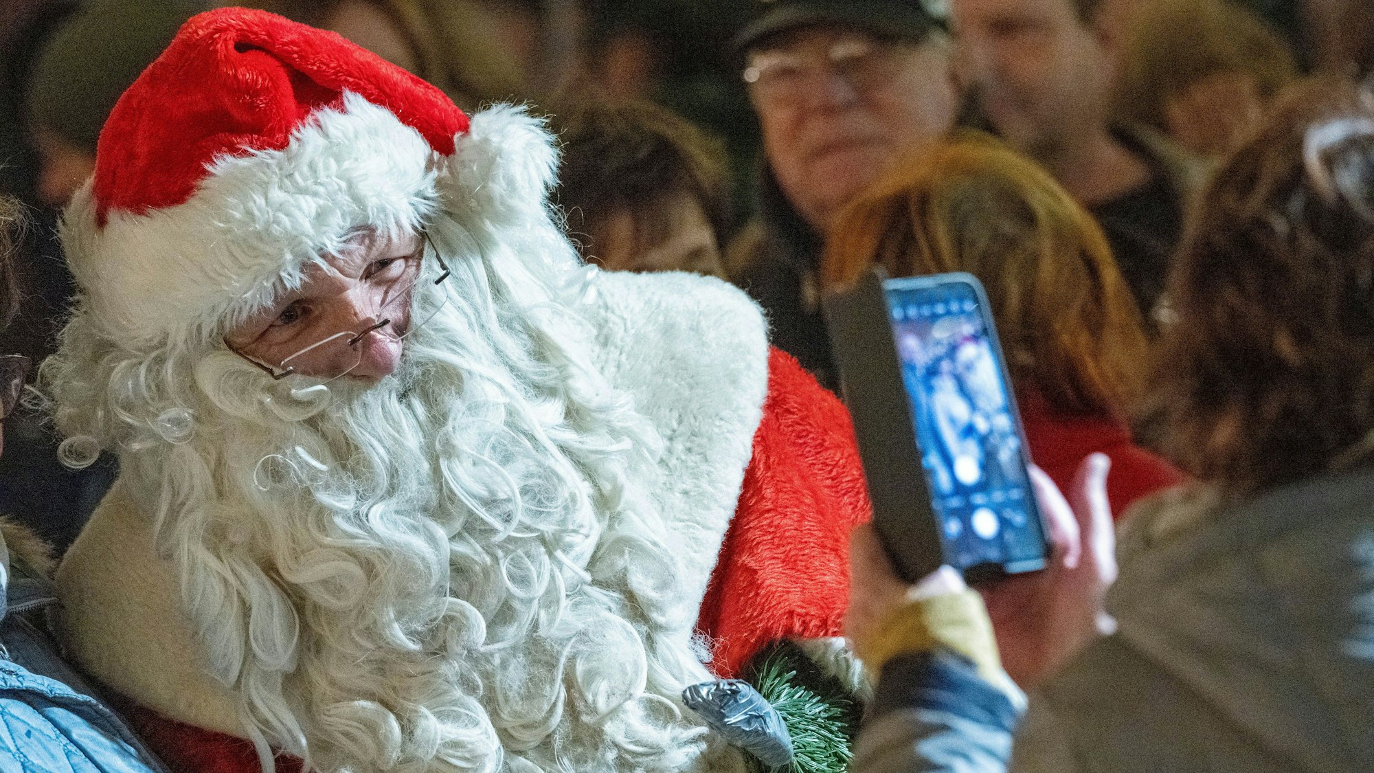 Ein Weihnachtsmann am 25. November auf dem Weihnachtsmarkt in der Stralsunder Altstadt
