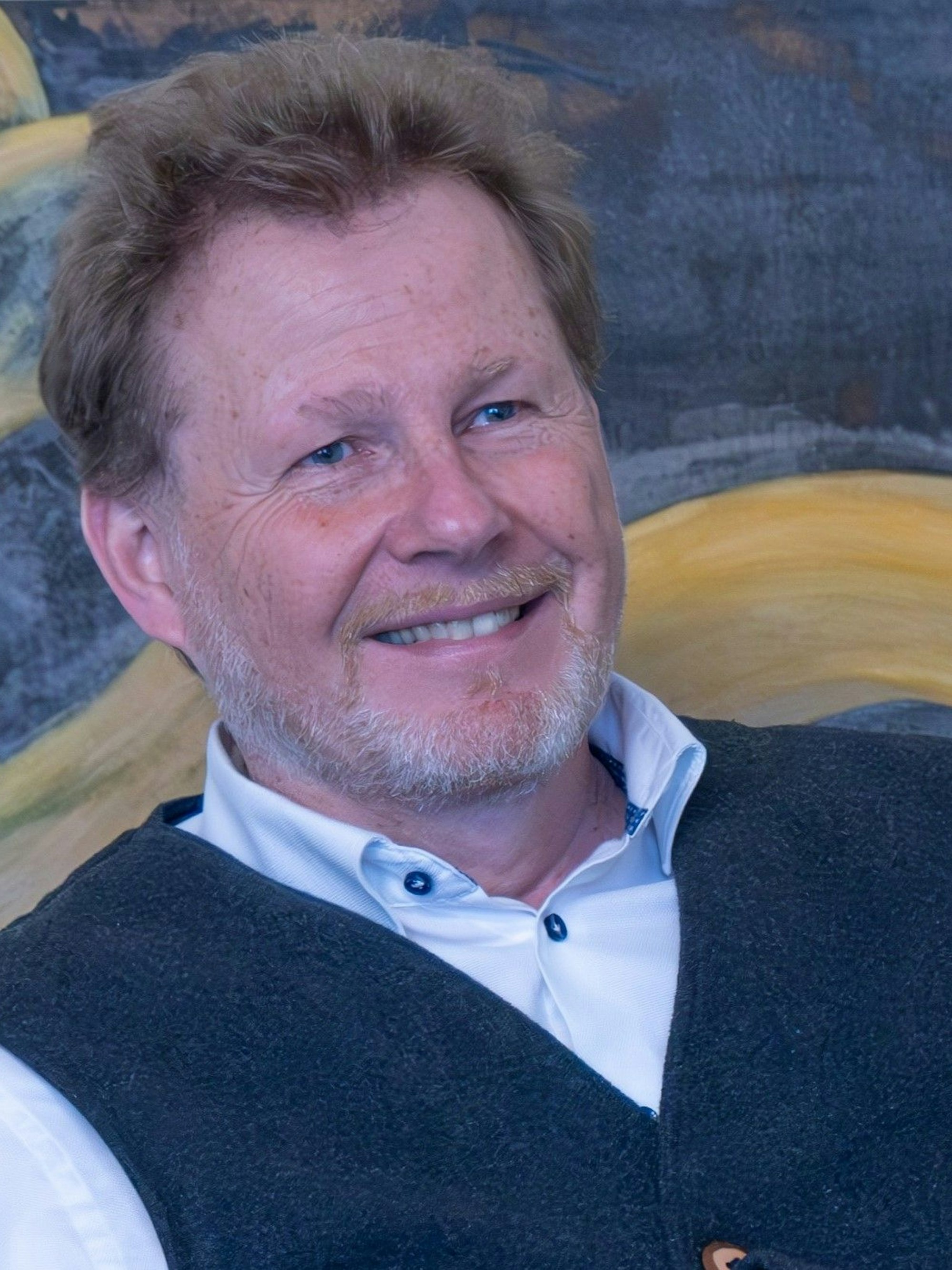 Ein Mann vor einem Bild