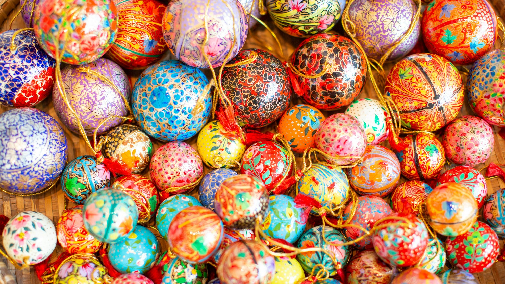 Die handbemalten Lackkugeln aus Nepal gibt es im Museumsshop im Rautenstrauch-Joest-Museum/Museum Schnütgen zu kaufen.