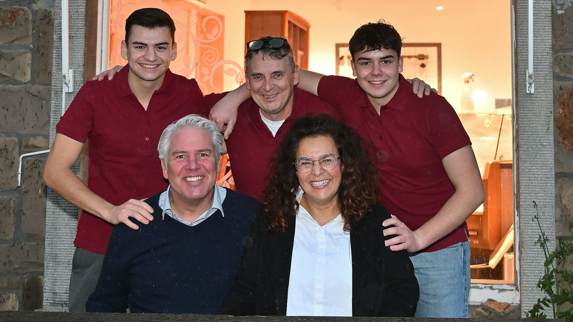 Vier Männer und eine Frau vor einem Ladenlokal, das umgebaut wird.