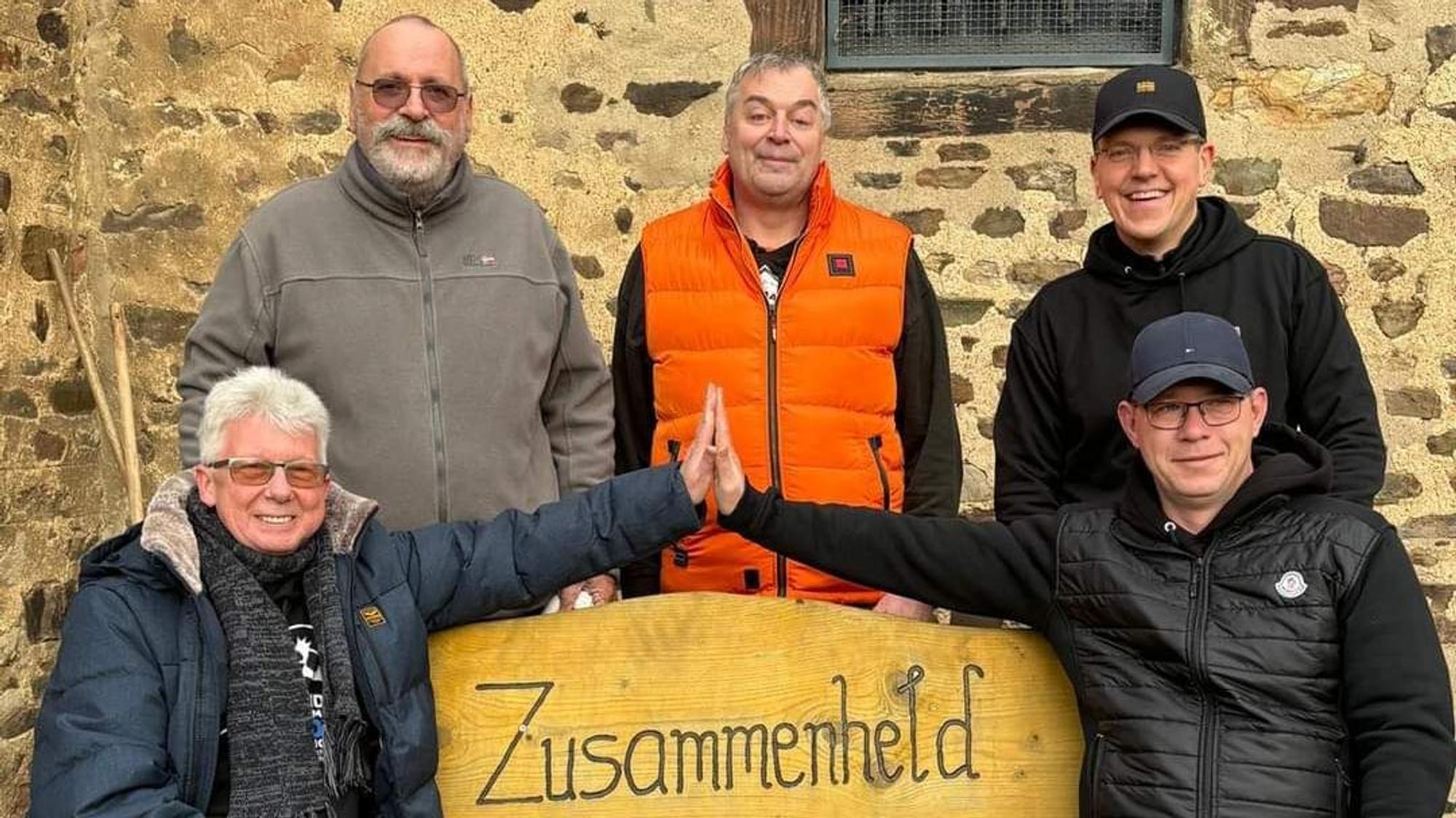 Bankübergabe: Klaus Jansen (hinten v.l.), Wilhelm Hartmann, Carsten Pfenning sowie Rainer Monkenbusch (l.) und Sven Scheppat