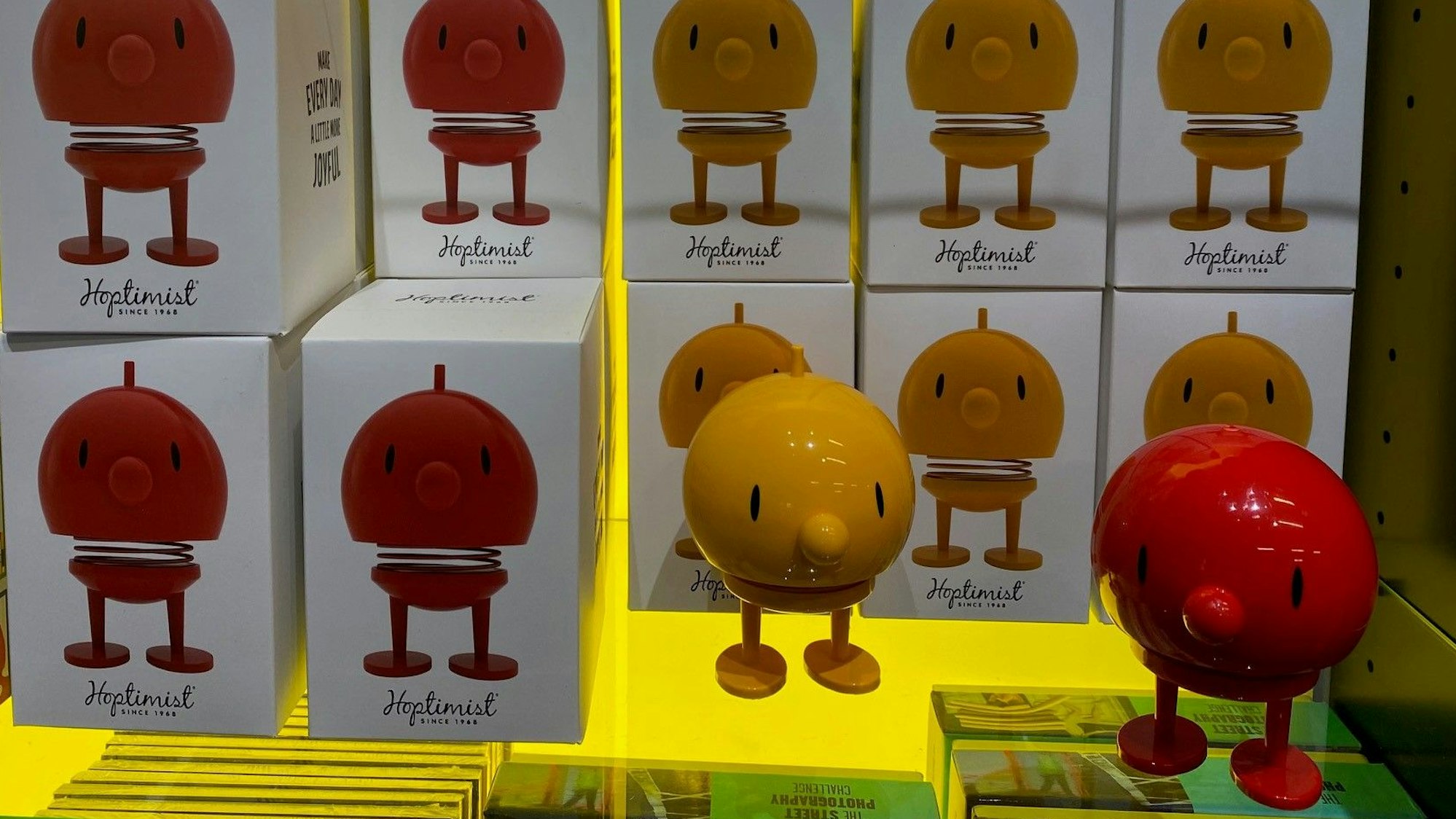 Der „Hoptimist“ sorgt für gute Laune im grauen Winter und wird in der Buchhandlung Walther König im Museum Ludwig verkauft.