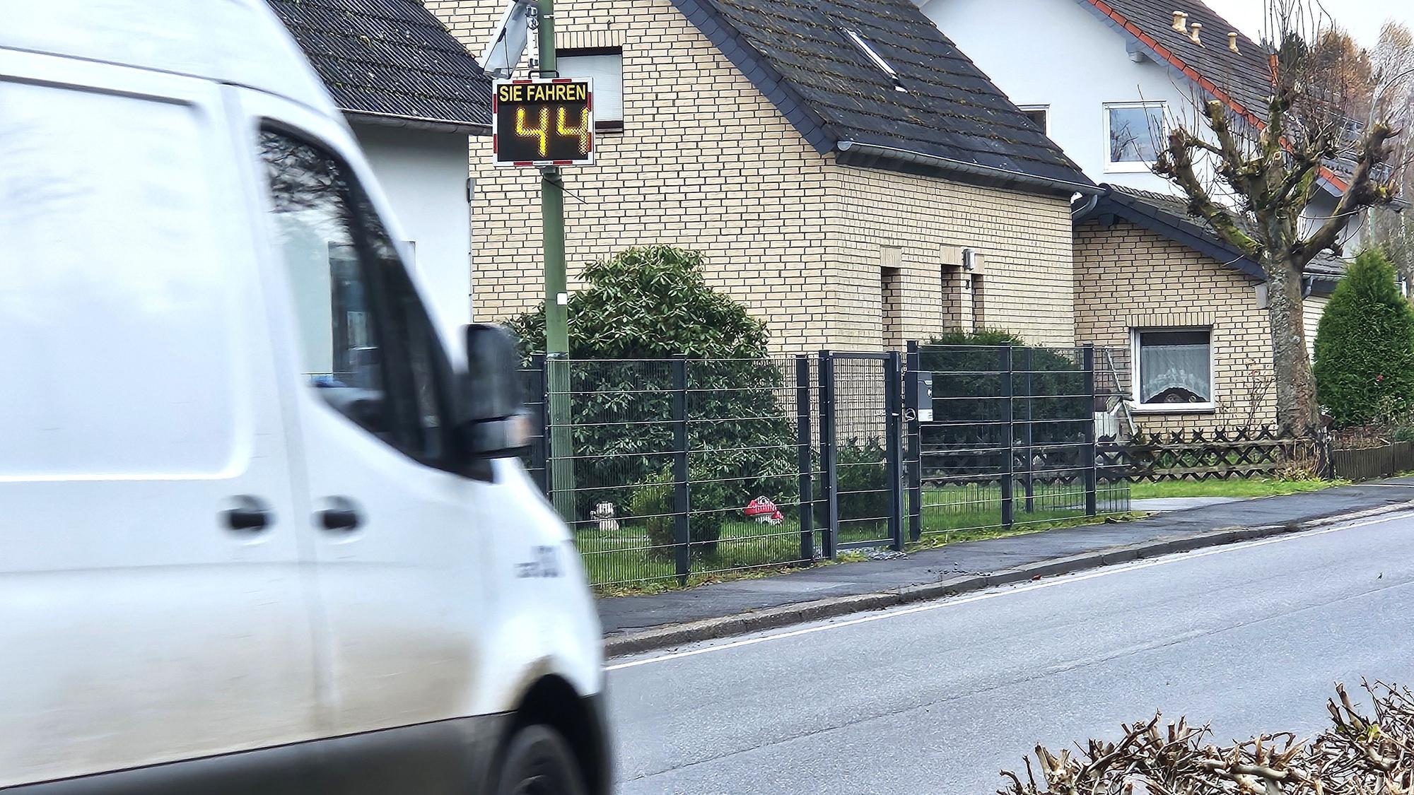 Das Foto zeigt das Messgerät in Broich, an dem gerade ein Lieferwagen vorbeifährt.