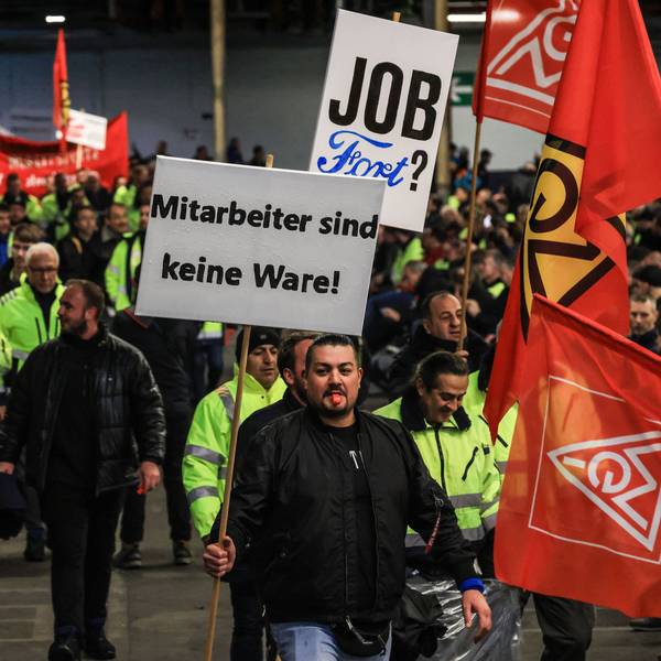 Köln: Ein Mitarbeiter hält auf dem Weg zur Betriebsversammlung ein Plakat mit der Aufschrift ·Mitarbeiter sind keine Ware· in der Hand.