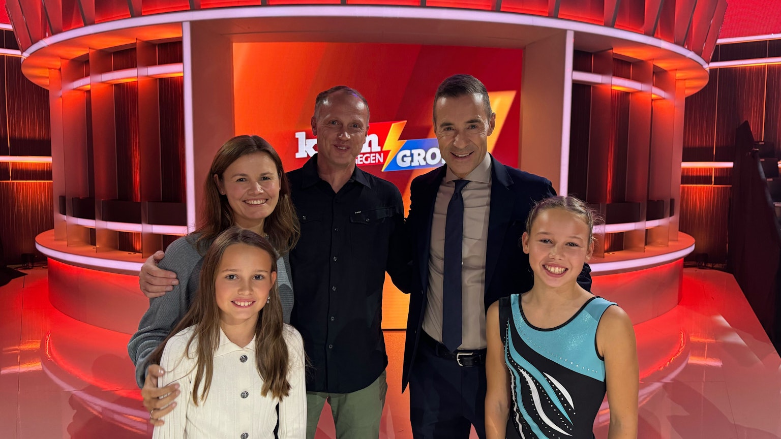 Das Foto zeigt eine Familie mit Kai Pflaume in einem Fernsehstudio.