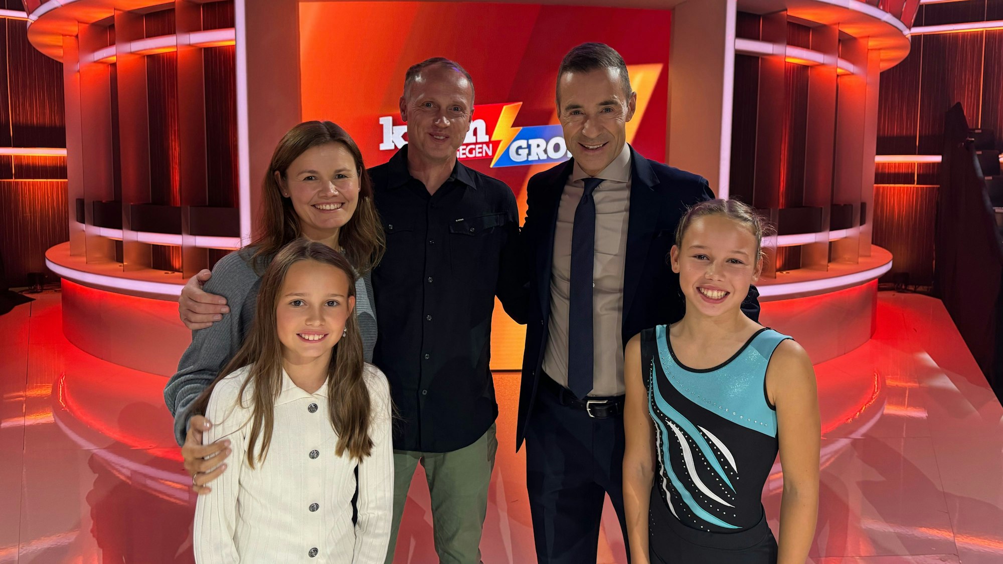 Das Foto zeigt eine Familie mit Kai Pflaume in einem Fernsehstudio.