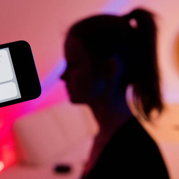 Ein junges Mädchen zeigt am 04.02.2017 das Display eines Smartphones mit einem Button „Blockieren“ beim Messenger WhatsApp (gestellte Szene).