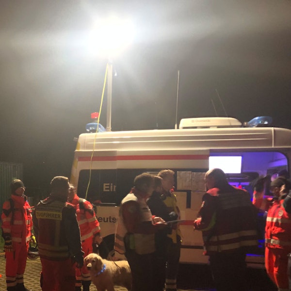 Das Bild zeigt mehrere Einsatzkräfte mit Suchhunden.