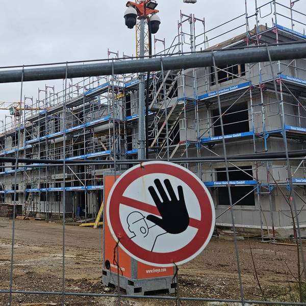 Zu sehen ist der Rohbau eines Mehrfamilienhauses in Bedburg.