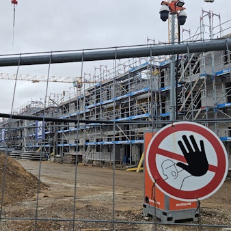 Zu sehen ist der Rohbau eines Mehrfamilienhauses in Bedburg.