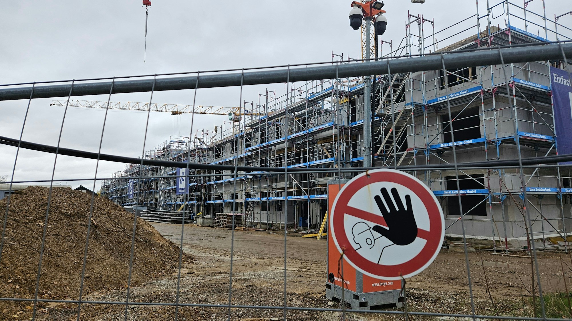 Zu sehen ist der Rohbau eines Mehrfamilienhauses in Bedburg.